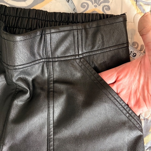 Spanx Vegan Leather Like Noir Black Shaping Jogger Pants, pockets, Medium - Picture 11 of 13